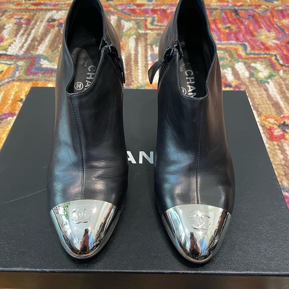๐บ๐๐บ Chanel Black Leather Booties with CC Logo Silver Toe Cap - Picture 6 of 10